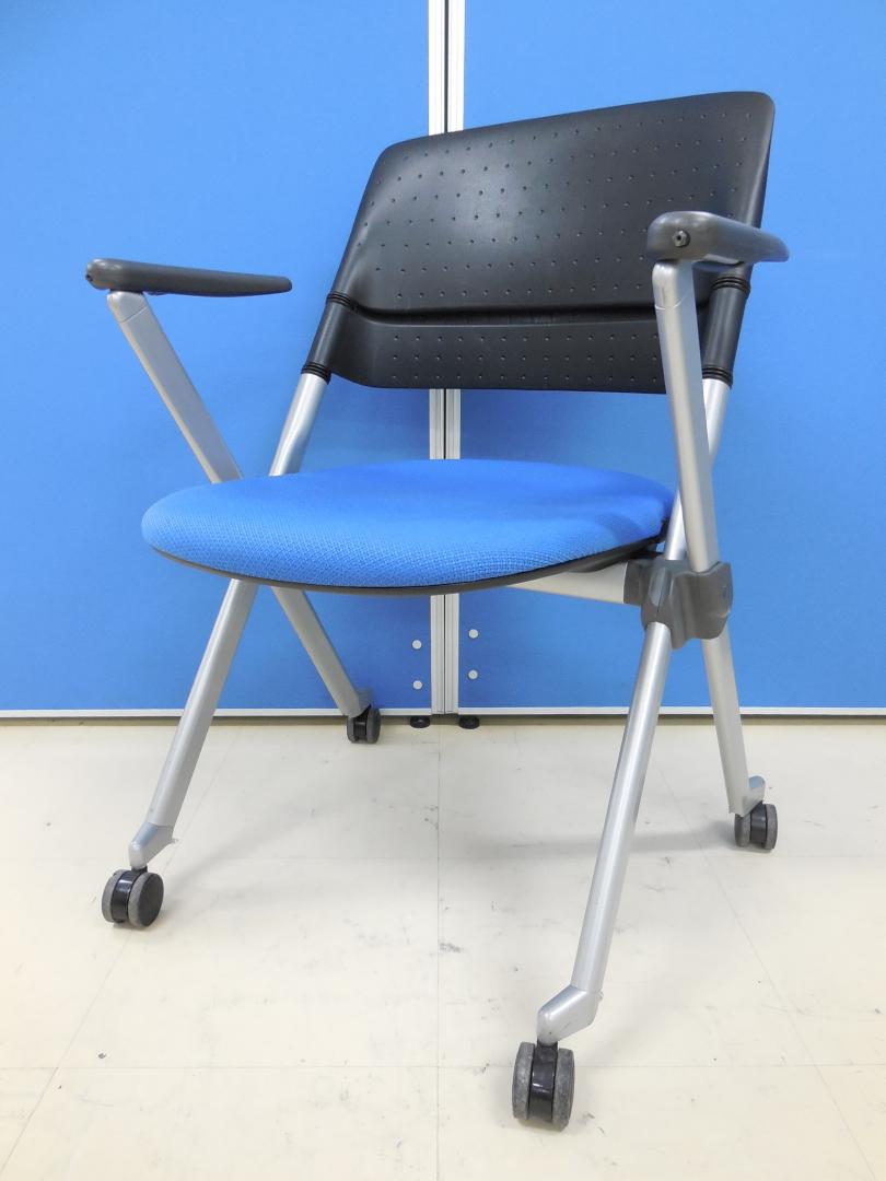 【8脚入荷！】オカムラ製 LITA(リータ)チェア 爽やかブルー■垂直・平行と2種類の収納が可能です！■肘付きで腕が疲れにくい！【スタッキング】【ネスティング】
                        リータ
                                    中古
            