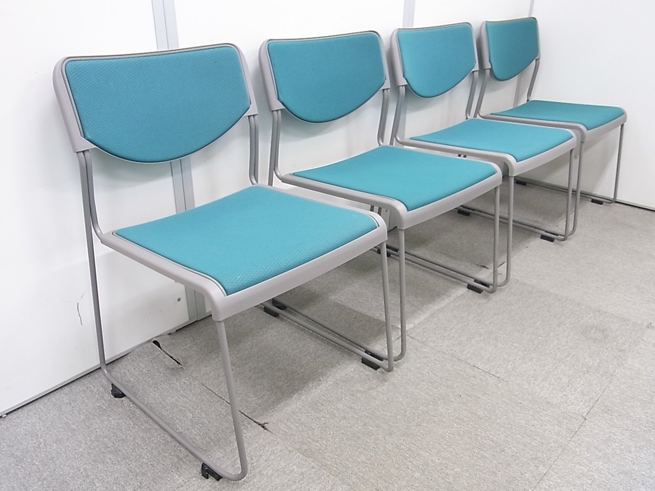 【4脚セット！】イトーキ製 スタッキングチェア！まとめ買いで1,000円お得！定番の会議用チェア！
                        
                                    中古
            