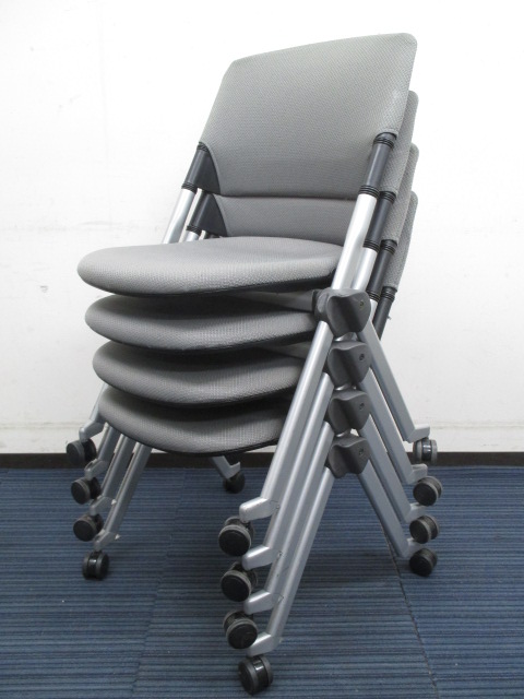 【こんなに便利な物があったとは...】■リータチェア4脚セット ■平行スタック、垂直スタック、どちらも出来ちゃいます！ ■キャスター付き ■背もたれ部分は着脱可能で洗濯可能
                        リータ
                                    中古
            