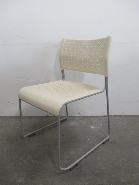 【4脚揃います】～縦に重なる樹脂素材のスタッキングチェア～【中古オフィス家具】
                        
                                    中古
            