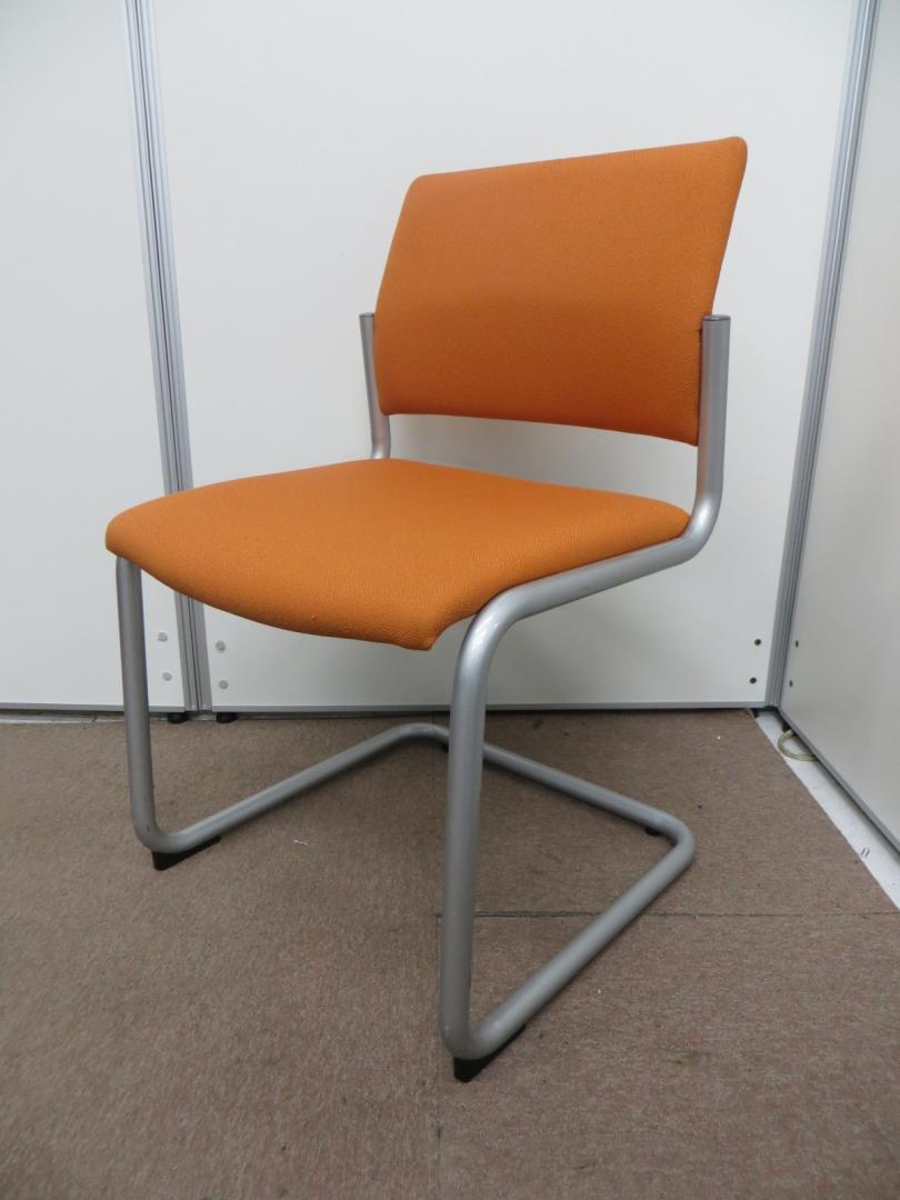 【色鮮やかなオレンジ】ラスト1脚【布面にに多少ほつれあり】
                        
                                    中古
            