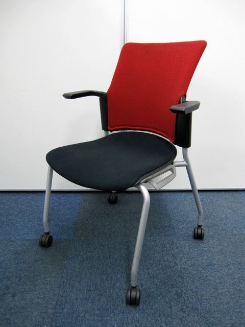 【レッドカラー】会議に最適です！2脚ございます！
                        
                                    中古
            