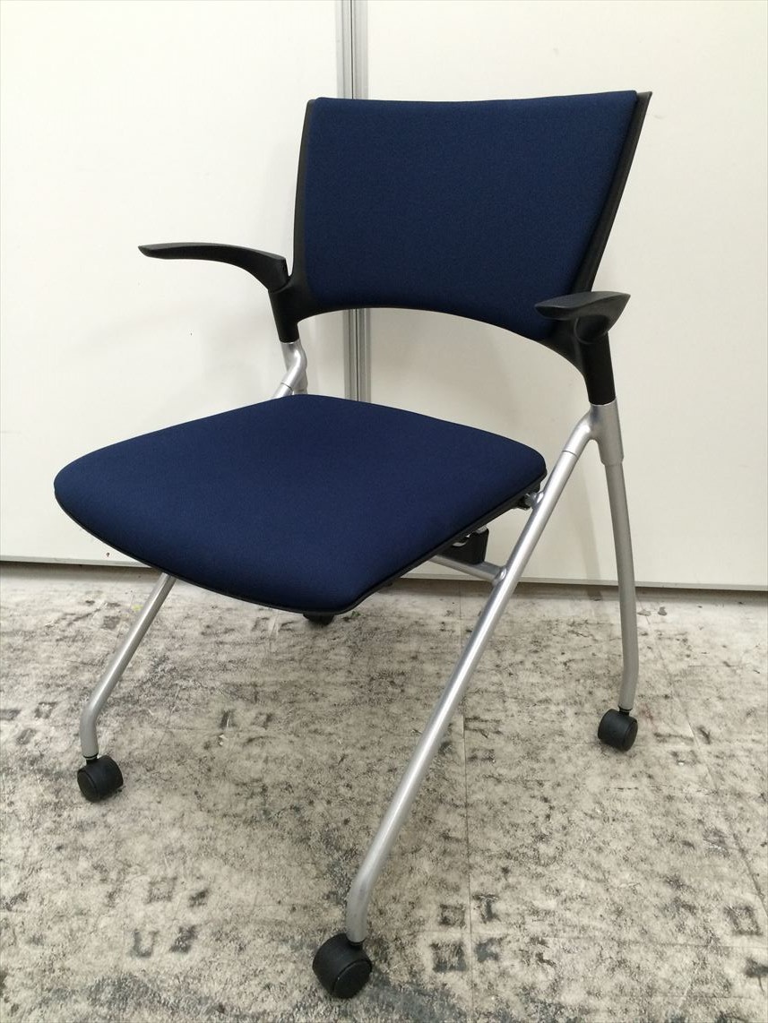 【2脚入荷】ネスティングチェアー　肘付　汚れの目立たないネイビーブルー　イトーキ製マノス
                        マノス
                                    中古
            