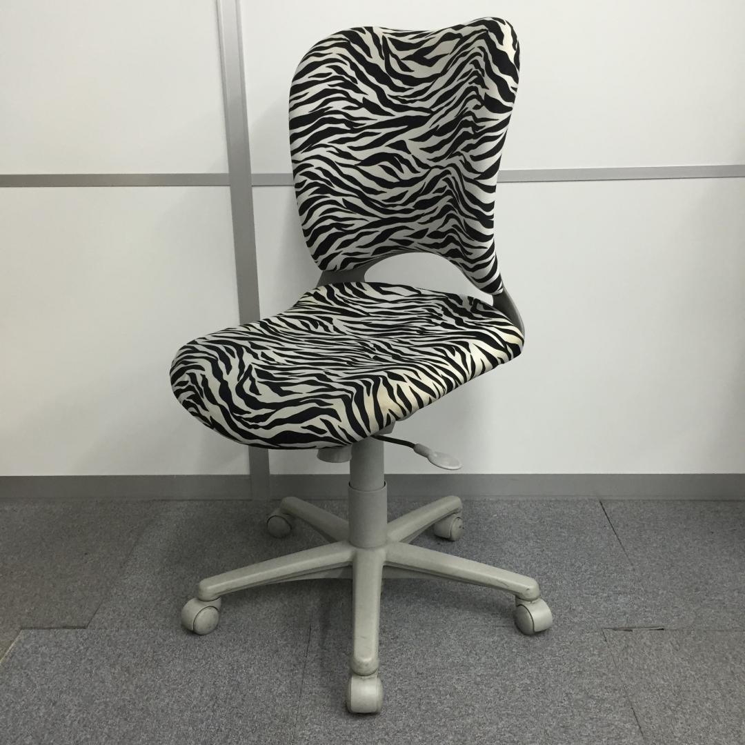 【1脚限定】～珍しいゼブラ柄の肘なしチェア～プラス製オーバルチェア【中古オフィス家具】
                        Oval
                                    中古
            