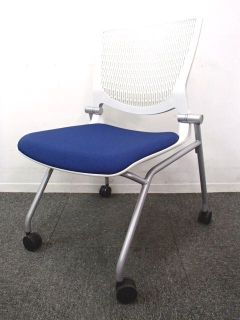 ネスティングチェア｜綺麗なブルー×ホワイトでミーティング用にぴったり！
                        グラータ
                                    中古
            