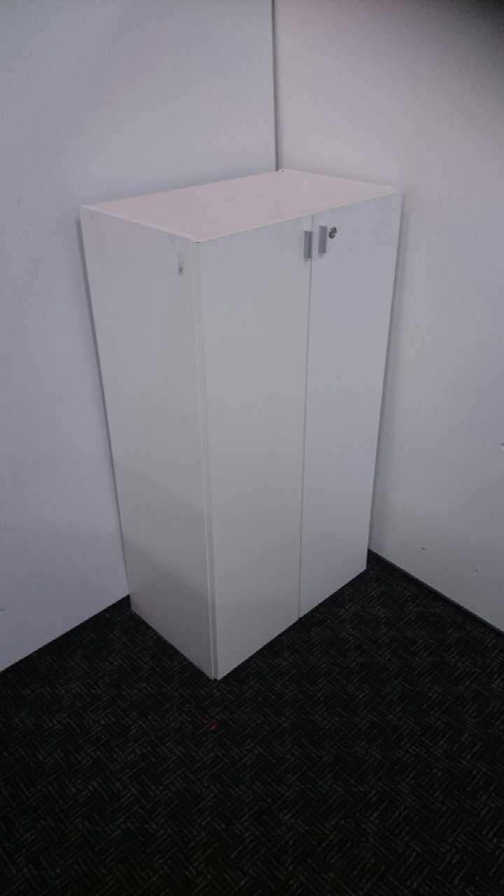 【限定1台】ホワイトの木製両開きタイプ！設置スペースに困らない！天板及び側面に傷有り！
                        
                                    中古
            