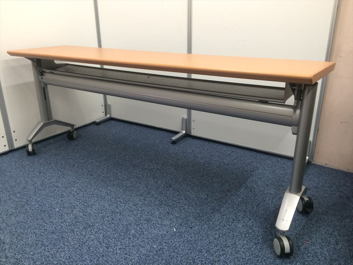 【2台入荷】サイドスタックテーブル　収納に便利なテーブル　キャスター付き
                        
                                    中古
            