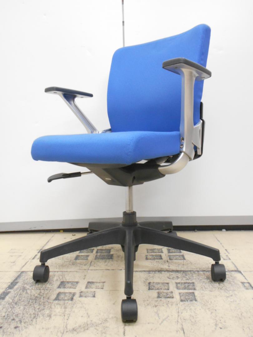 特徴的なデザインがカッコいいチェア入りました!　
                        
                                    中古
            