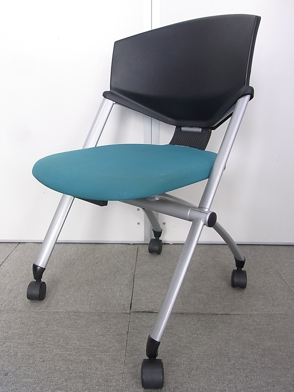 ちょっとした休憩室や腰がけに！キャスター付ですので、使い勝手抜群！
                        
                                    中古
            