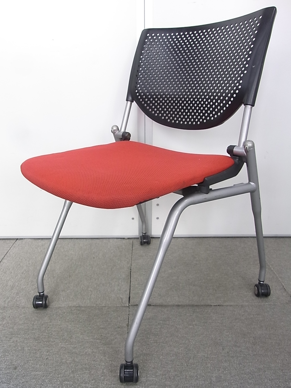 1脚限定！燃えるレッドカラーでリフレッシュスペースや受付のチェアにも！
                        プロスタック
                                    中古
            