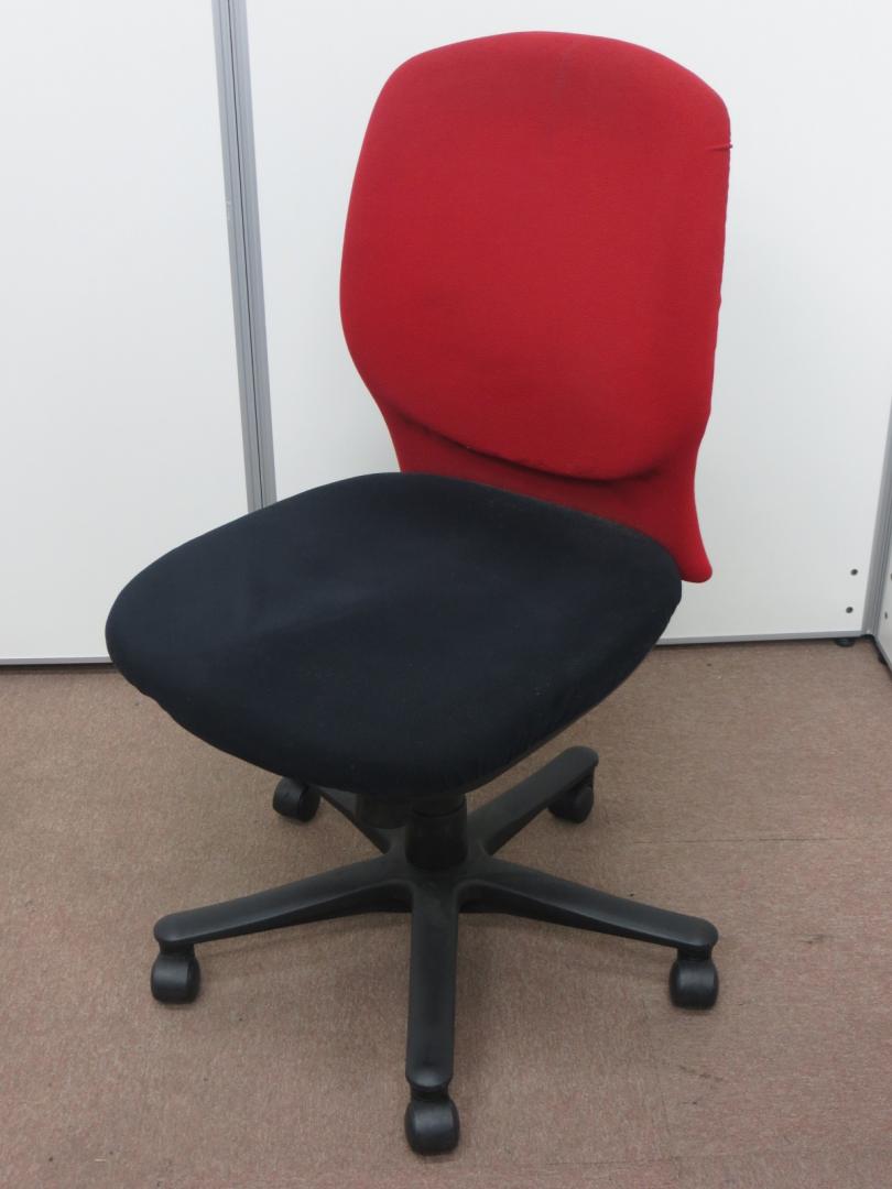 【￥3,000→￥2,500(16%OFF）商品入れ替えの為、特別価格】赤×黒の情熱的な色合い　肘なしローバックチェア【低価格でご提供】
                        ヴィラージュ
                                    中古
            