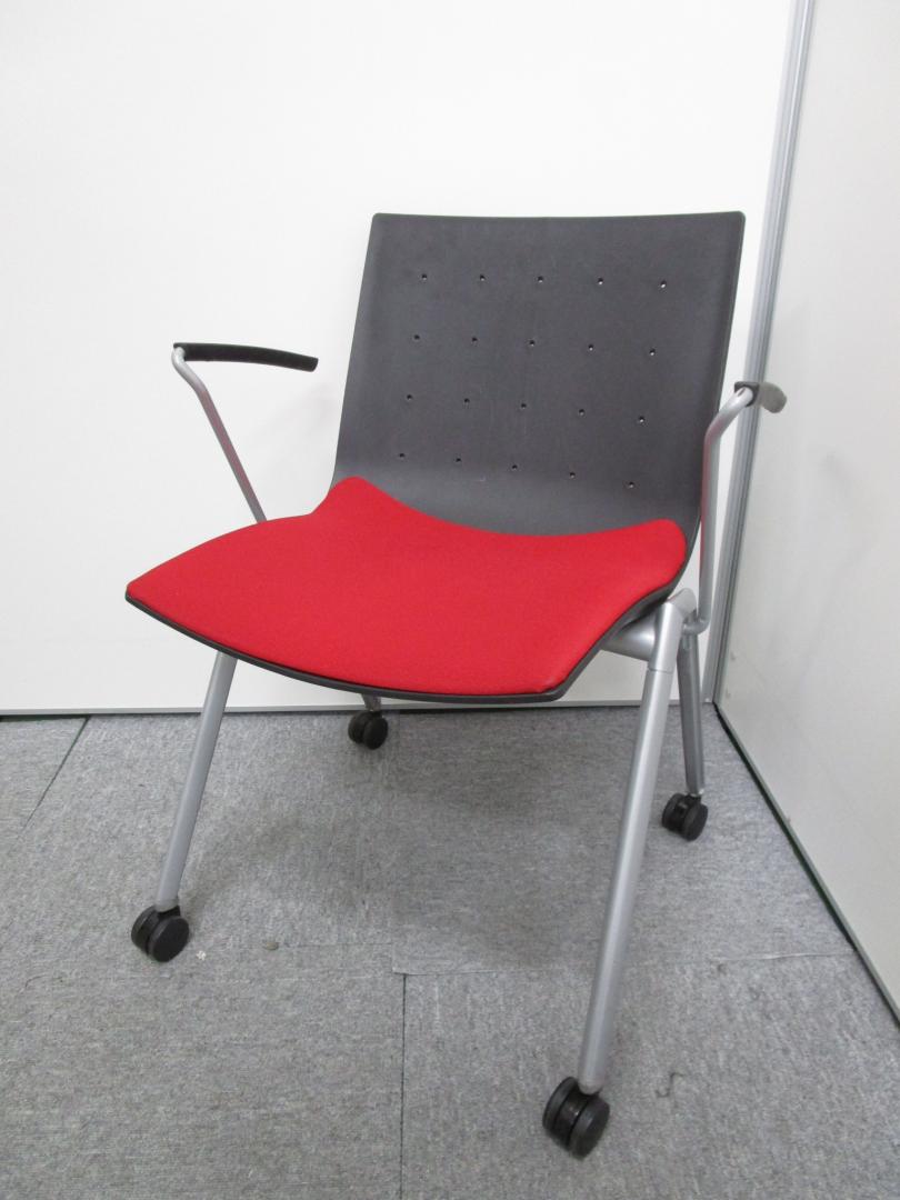 【内田洋行製　スタッキングチェア】■キャスター付き、肘付き　■背ヌードタイプ　■レッド＆ブラック
                        ＭＸ-260
                                    中古
            