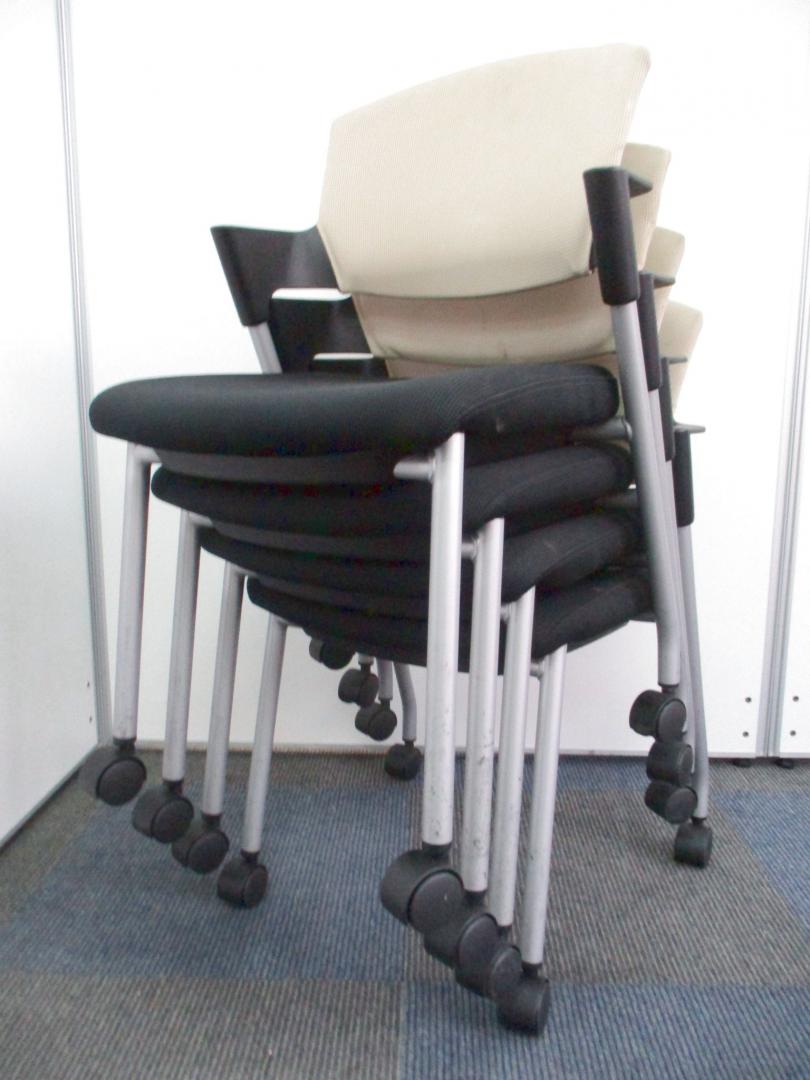 【お得な4脚セット!!】ミーティング用では珍しい肘かけ付き!!【温かみのあるライトカーキー色!!】Nu
                        プロッティ
                                    中古
            