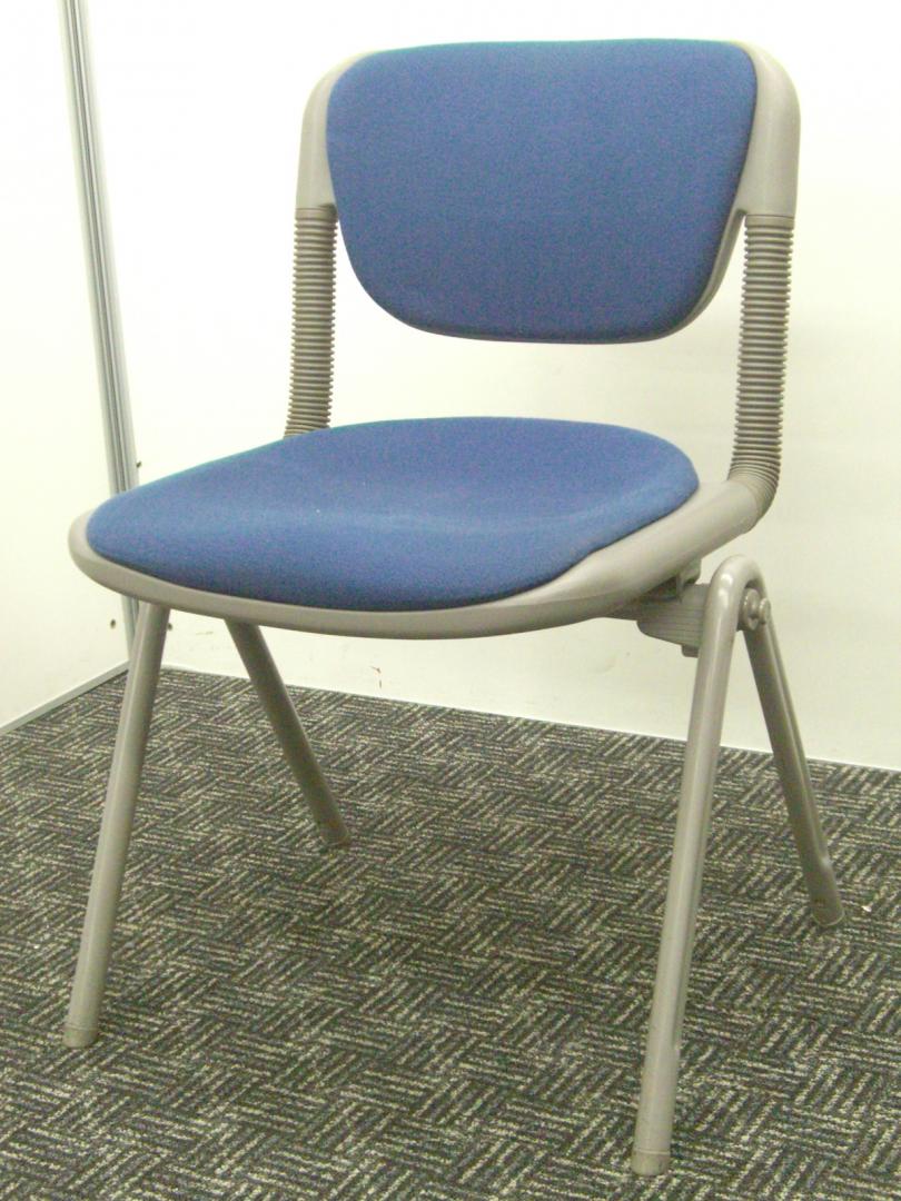 ■4脚セット■暗めのブルー■イトーキ製スタッキングチェア■重ねて収納出来るので省スペース■身体の動きに合わせて背もたれが動く
                        バーテブラ
                                    中古
            