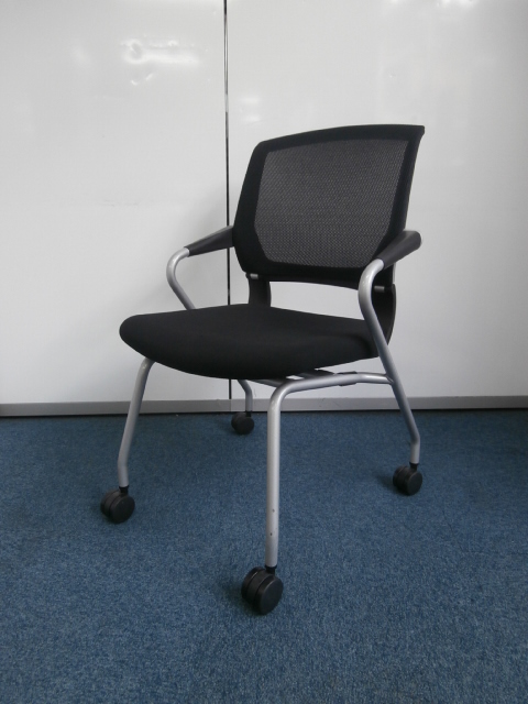 【快適な座り心地に、このフォルム！！２脚限定！！】ネスティングチェア！！
                        
                                    中古
            