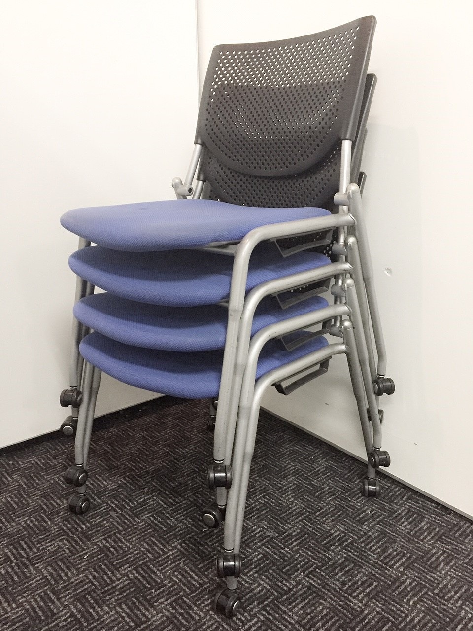 【セット商品】オカムラ製の定番チェア　プロスタックチェアが入荷しました！キャスター付きなので移動が楽々！【４脚のご購入で１０００円引き！】
                        プロスタック
                                    中古
            