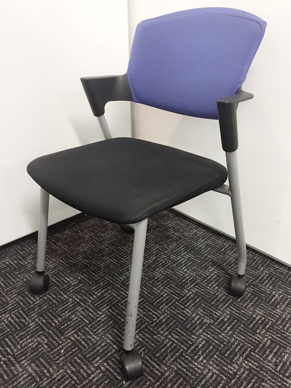 【状態良好】コクヨ製ミーティングチェア　プロッティ　肘かけ付きで快適な会議になる事間違いなし！
                        プロッティ
                                    中古
            