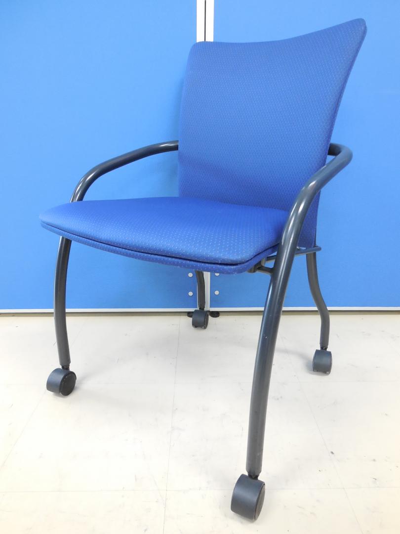 【6脚入荷！】イトーキ製 ミーティングチェア 深めなブルーカラー■軽快なデザインが魅力！座面をはねあげて簡単、効率よく収納！【ネスタブル】
                        プリエ
                                    中古
            