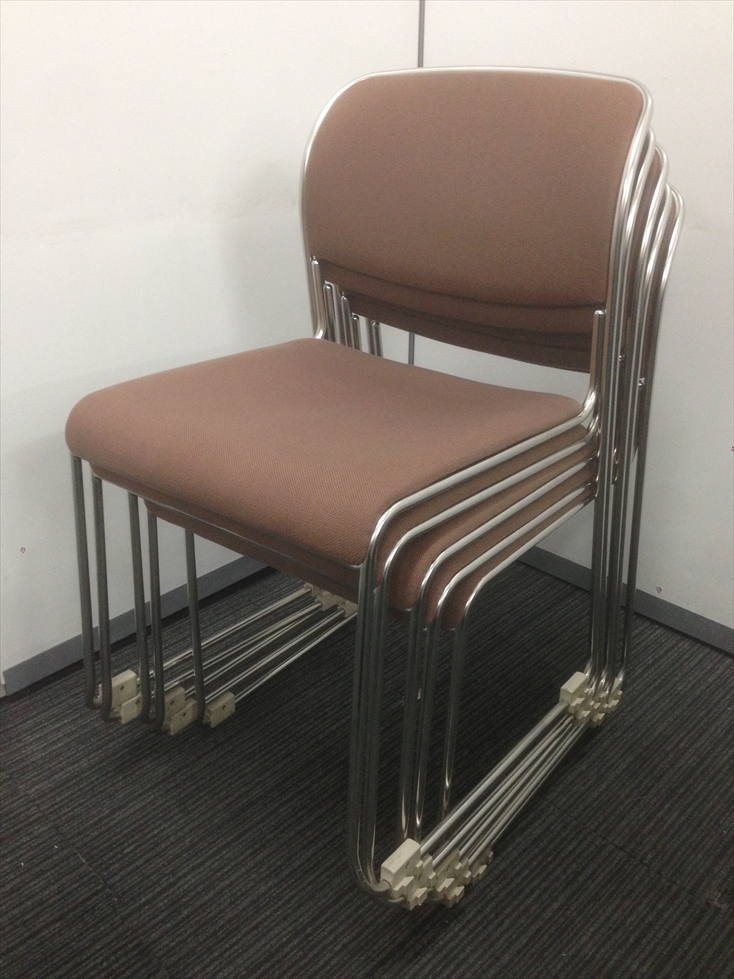 【スタッキングチェア】　オカムラ(OKAMURA　)8113シリーズ　肘付　5脚セットです
                        
                                    中古
            