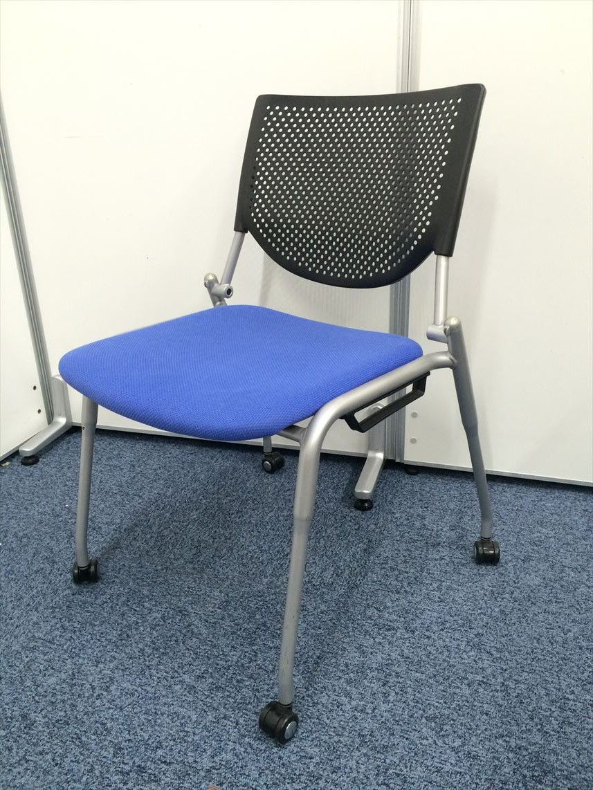 【残り一脚！】キャスター付スタッキングチェア　ブルー色　中古チェアと言えばオフィスバスターズ！
                        
                                    中古
            