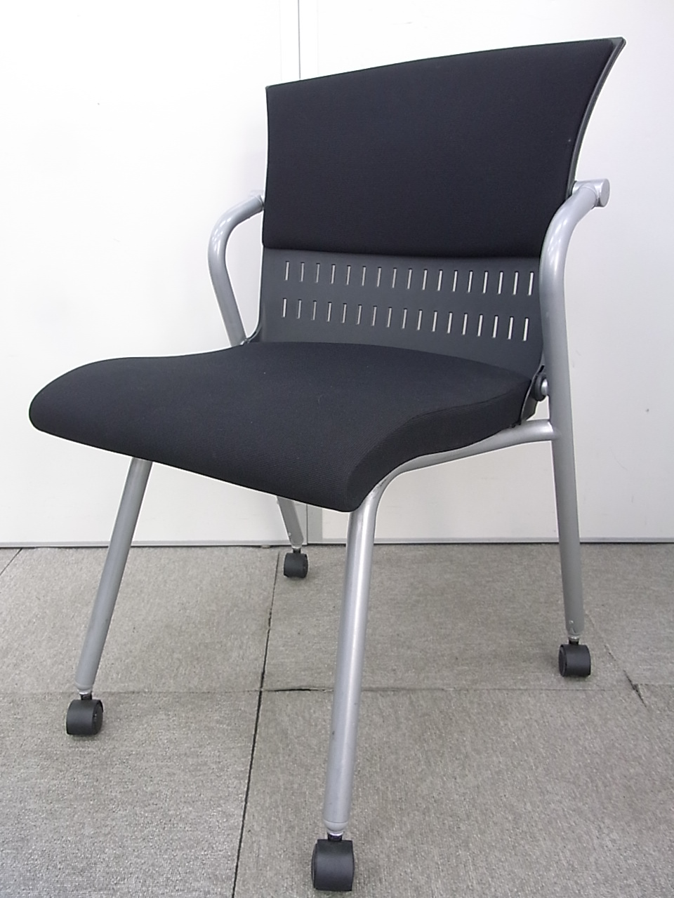 【4脚限定】横にスタックが可能なネスティングチェア入荷！ブラックカラーでシックな事務所に！
                        
                                    中古
            