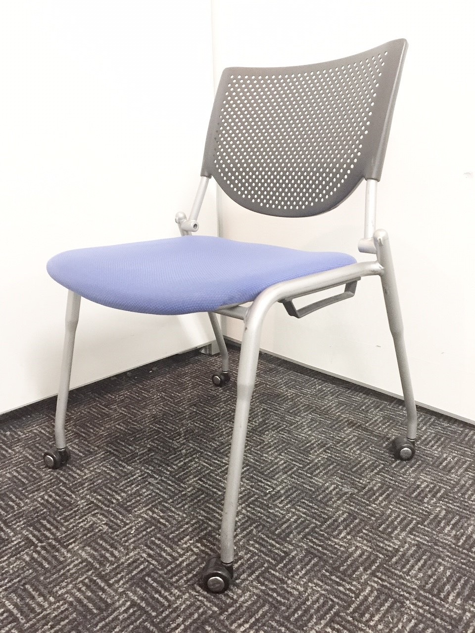 【ロット商品】オカムラ製の定番チェア　プロスタックチェアが入荷しました！キャスター付きなので移動が楽々！使わない時は重ねる事が出来ますので省スペースです！まとめてのご購入がオススメ！
                        プロスタック
                                    中古
            