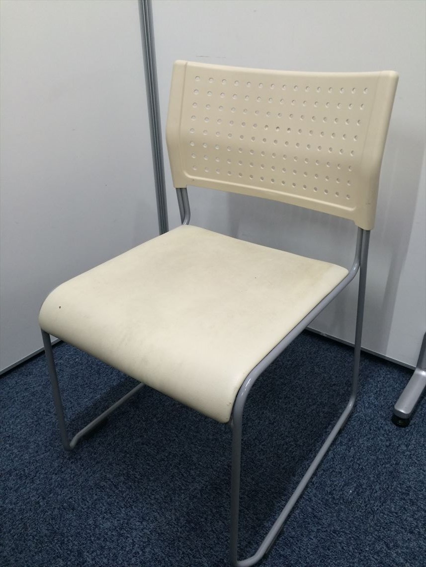 使用感あり　重ねれるので場所を取らないスタッキングチェア
                        
                                    中古
            