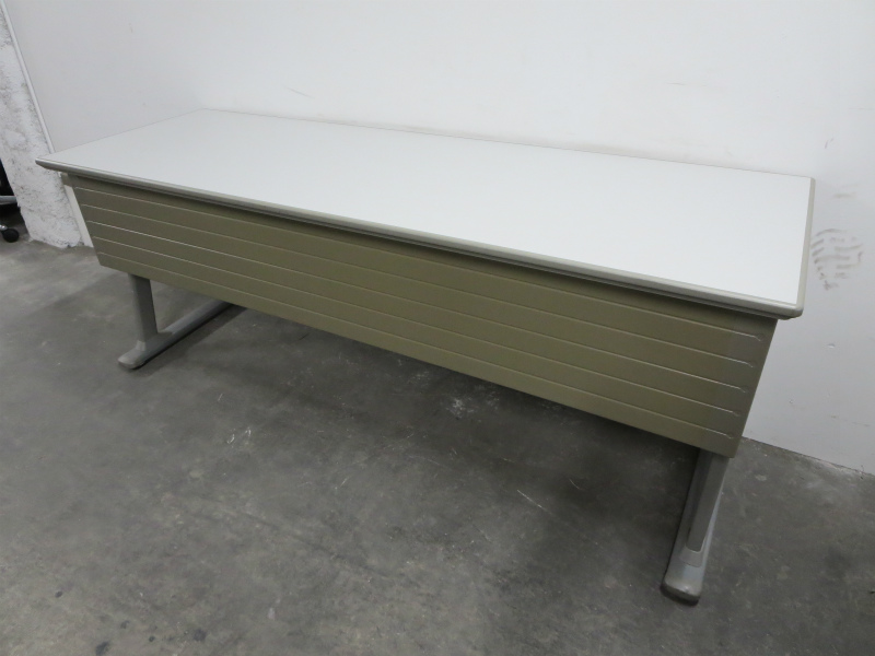 【幅広く使いたいお客様におすすめ！】～会議スペースに！！オカムラ製のスタックテーブル～【中古オフィス家具】
                        
                                    中古
            