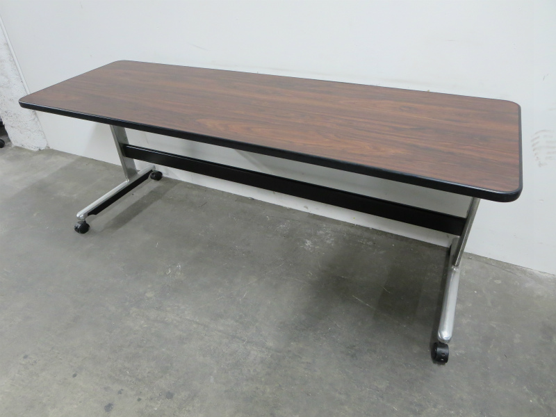 【6台入荷】～オカムラ製・ローズ天板のサイドスタックテーブル～【中古オフィス家具】
                        
                                    中古
            