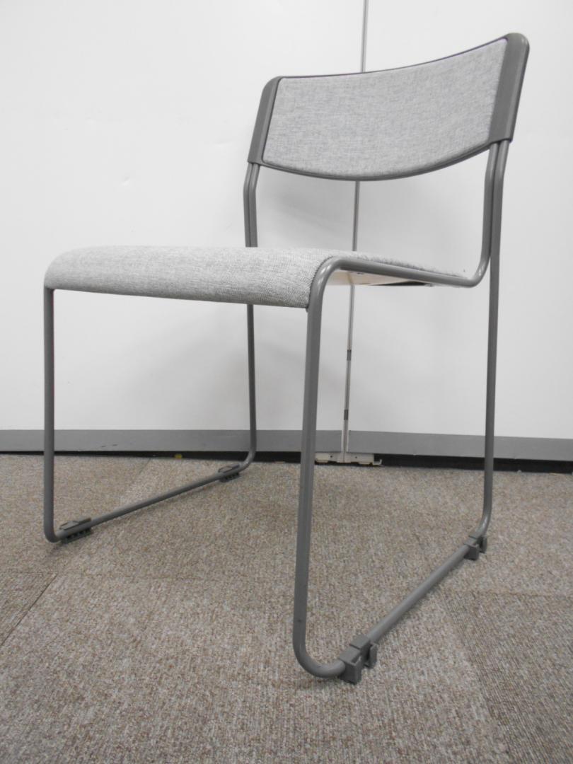 ミーティングルームなどにお使いになれるグレーのスタッキングチェアです。
                        
                                    中古
            