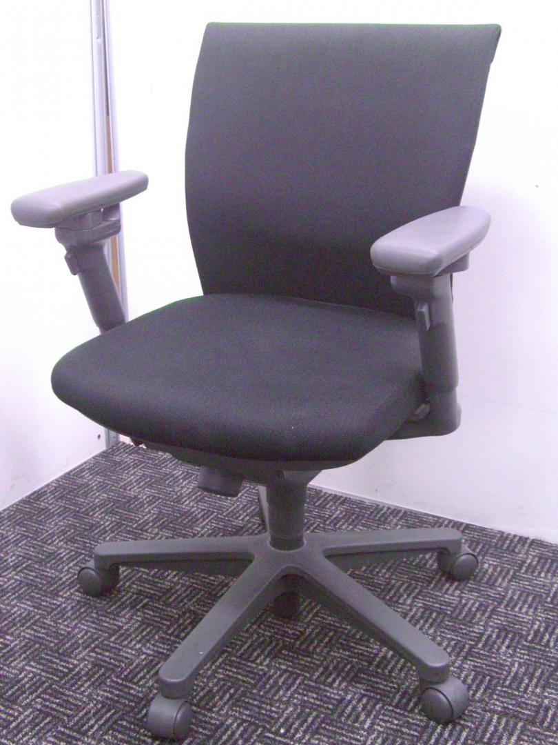 【10脚入荷！】大人気コクヨ製■珍しいV字型フレーム■定番のブラック■起業・移転用に。ご自宅にもぜひ！
                        トレンザ
                                    中古
            