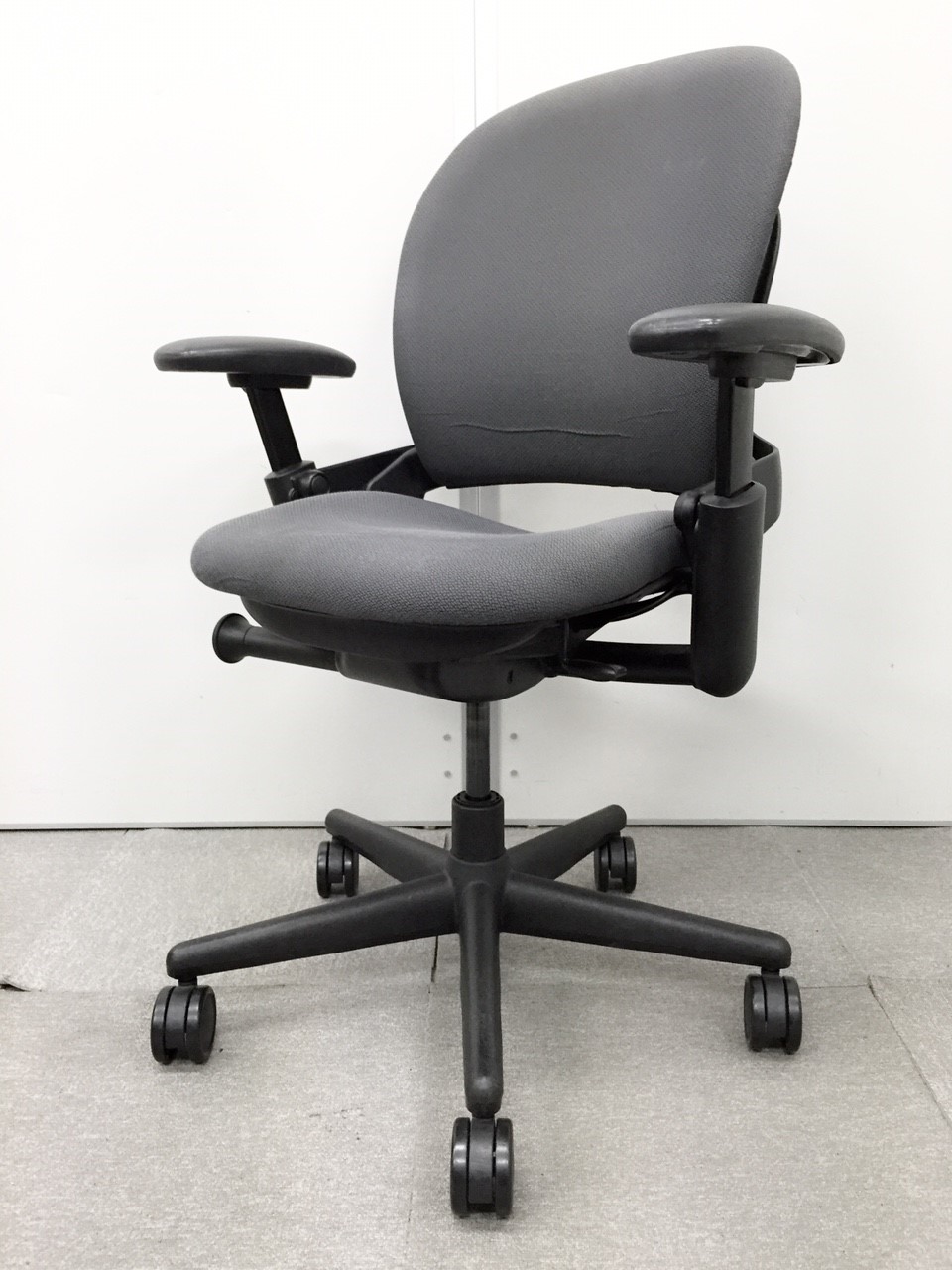 【5脚入荷】座り心地は格別！座面に小さななスレが有るため、最高峰リープチェアが大特価でご案内！
                        リープ
                                    中古
            