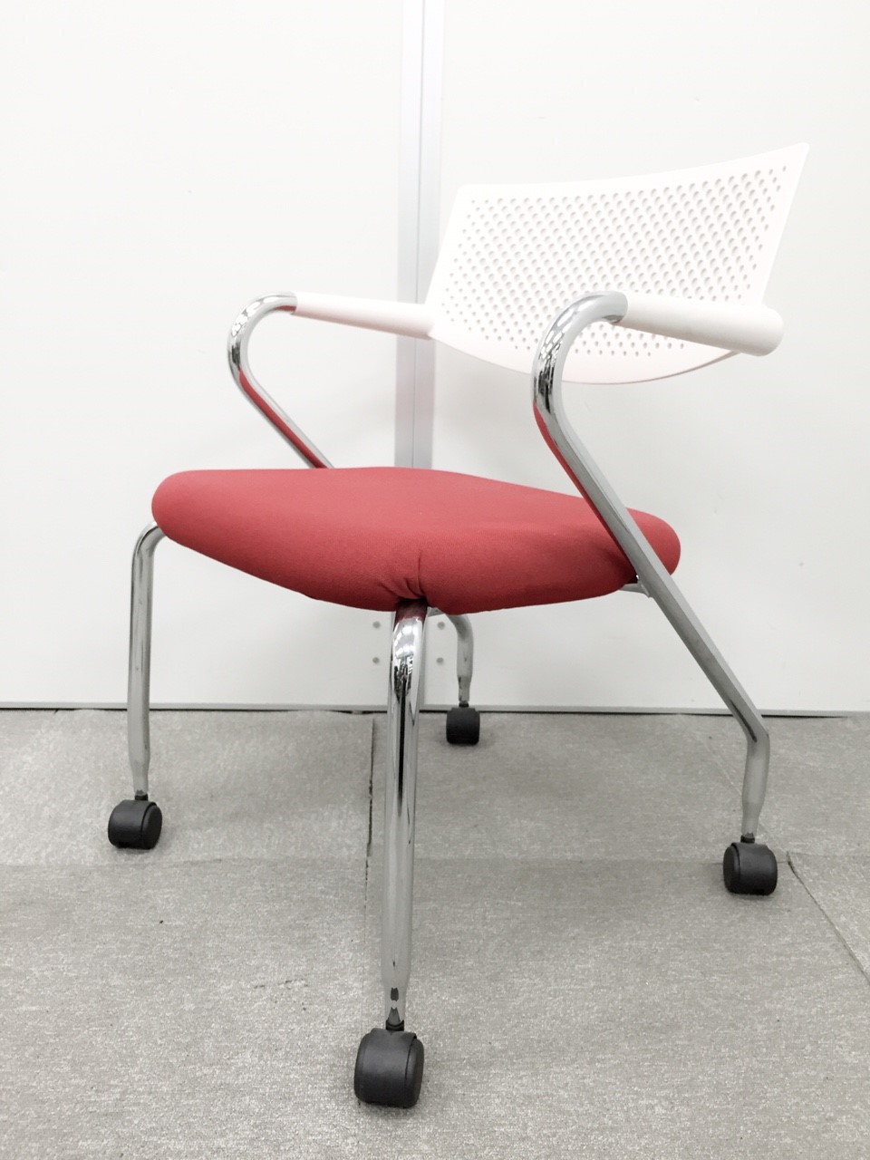 【状態良好】燃えるレッドカラーのミーティングチェアが入荷！オシャレな事務所にオススメなデザイナーズ家具！
                        Visaroll （ビザロール）
                                    中古
            