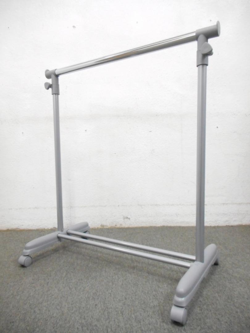 ■コートハンガー　■上下可動式　■コートやスーツを10着程度収納できます。
                        パイプシングルハンガー
                                    新古品
            