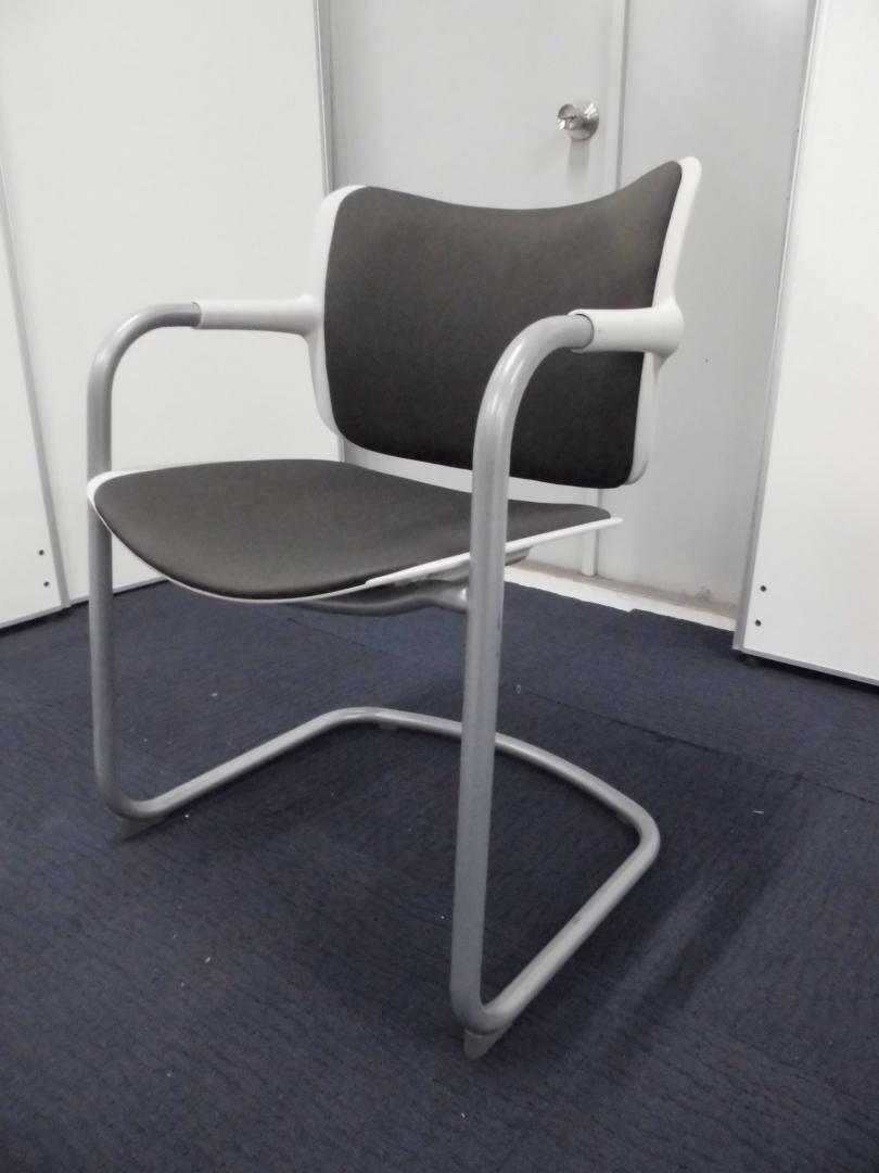 【ラスト2脚のため55％OFF】内田洋行製｜ミーティングチェア｜ブラック×ホワイト【肘付のお洒落なチェア！】
                        ML-510
                                    中古
            