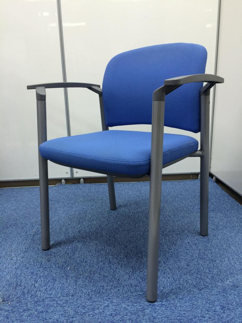 【16脚入荷！】重ね合わせ可能！肘付で、厚めのクッションで、座り心地のよいチェアです。
                        
                                    中古
            