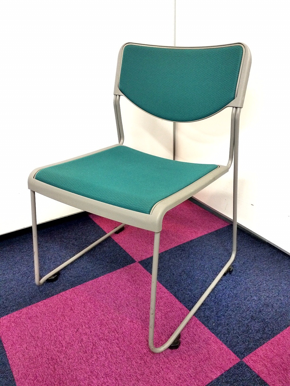 【状態良好】イトーキ製の簡易的スタッキングチェアが入荷しました。

                        
                                    中古
            