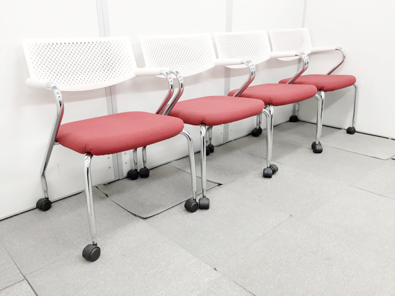 【状態良好】【お得な4脚セット】明るいレッドのミーティングチェアが入荷！キャスター付きで、スタイリッシュな一品！
                        Visaroll （ビザロール）
                                    中古
            