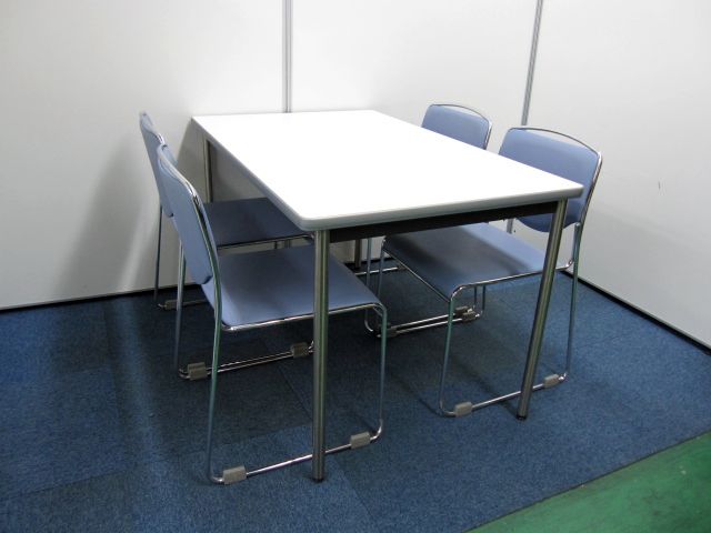 【セット商品】【全てオカムラのセット】幅120cmの会議テーブルとスタッキングチェア×4脚のセット商品【お手頃価格なセット商品はいかがですか】【在庫：1セット】
                        テーブル：8189　チェア：8103FX
                                    中古
            