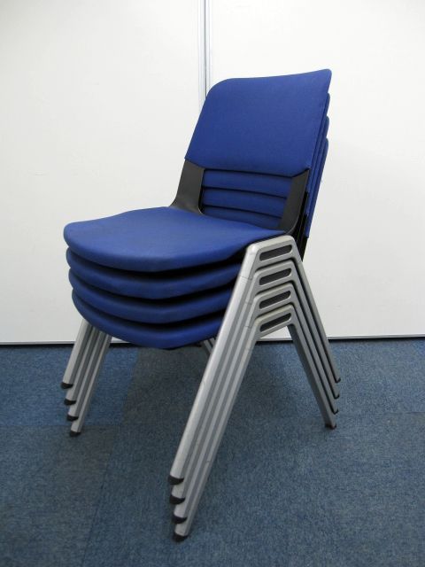 【セット商品】【会議用チェア】パレード(Parade) スタッキングチェア　肘無し×４脚セット　カラー：ブルー　※クリーニングしても落ちない汚れ有り
                        パレード
                                    中古
            