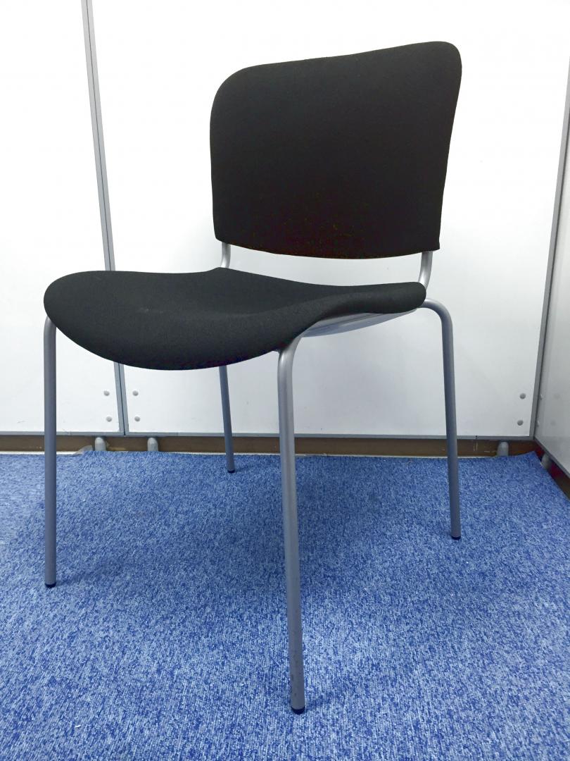 【美品が2脚入荷】重ね合わせて、収納可能！ブラック色でシックなフィトナシリーズ！
                        Fitona (フィトナ) 
                                    中古
            