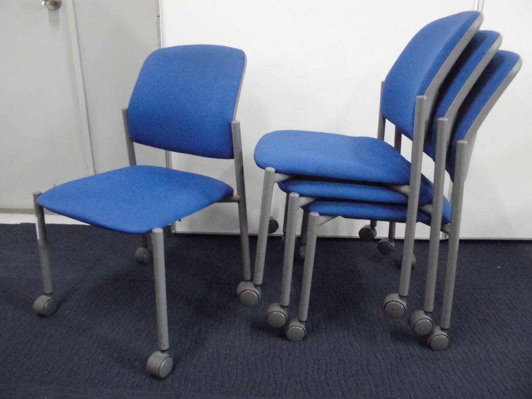 イトーキ製｜スタッキングチェア(4脚セット)｜キャスター付き｜重ねて収納可能！！
                        
                                    中古
            