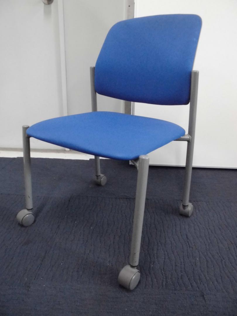 イトーキ製｜スタッキングチェア｜キャスター付き｜重ねて収納可能！！
                        
                                    中古
            