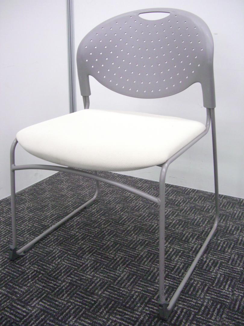 【在庫豊富】■国内メーカーイトーキ製のスタッキングチェア■シンプルな見た目なのに座り心地抜群！■座面に少々汚れあるため特価
                        
                                    中古
            