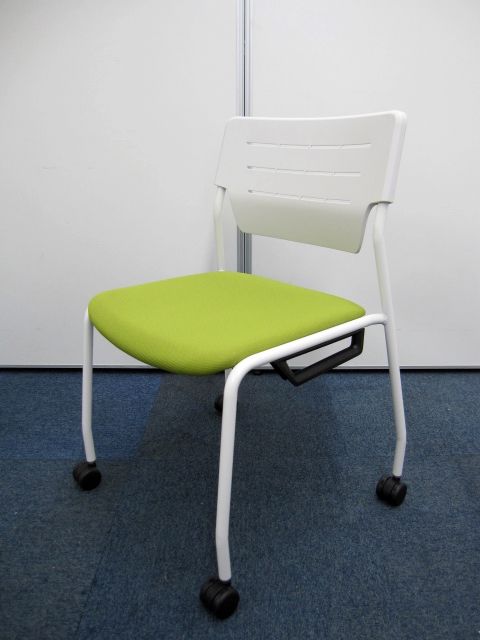 【2015年製】【ミーティングチェア】エレックSC(EleckSC)チェア4本脚キャスター仕様　カラー：背：ホワイト　座：モスグリーン【柔らかな座り心地のスタッキングチェア】【残り4脚】
                        エレック
                                    中古
            