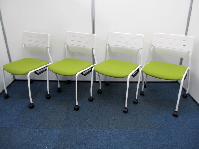 【セット商品】【2015年製】【ミーティングチェア】4脚1セット エレックSC(EleckSC)チェア4本脚キャスター仕様　カラー：背：ホワイト　座：モスグリーン【柔らかな座り心地のスタッキングチェア】【残り1セット】
                        エレック
                                    中古
            