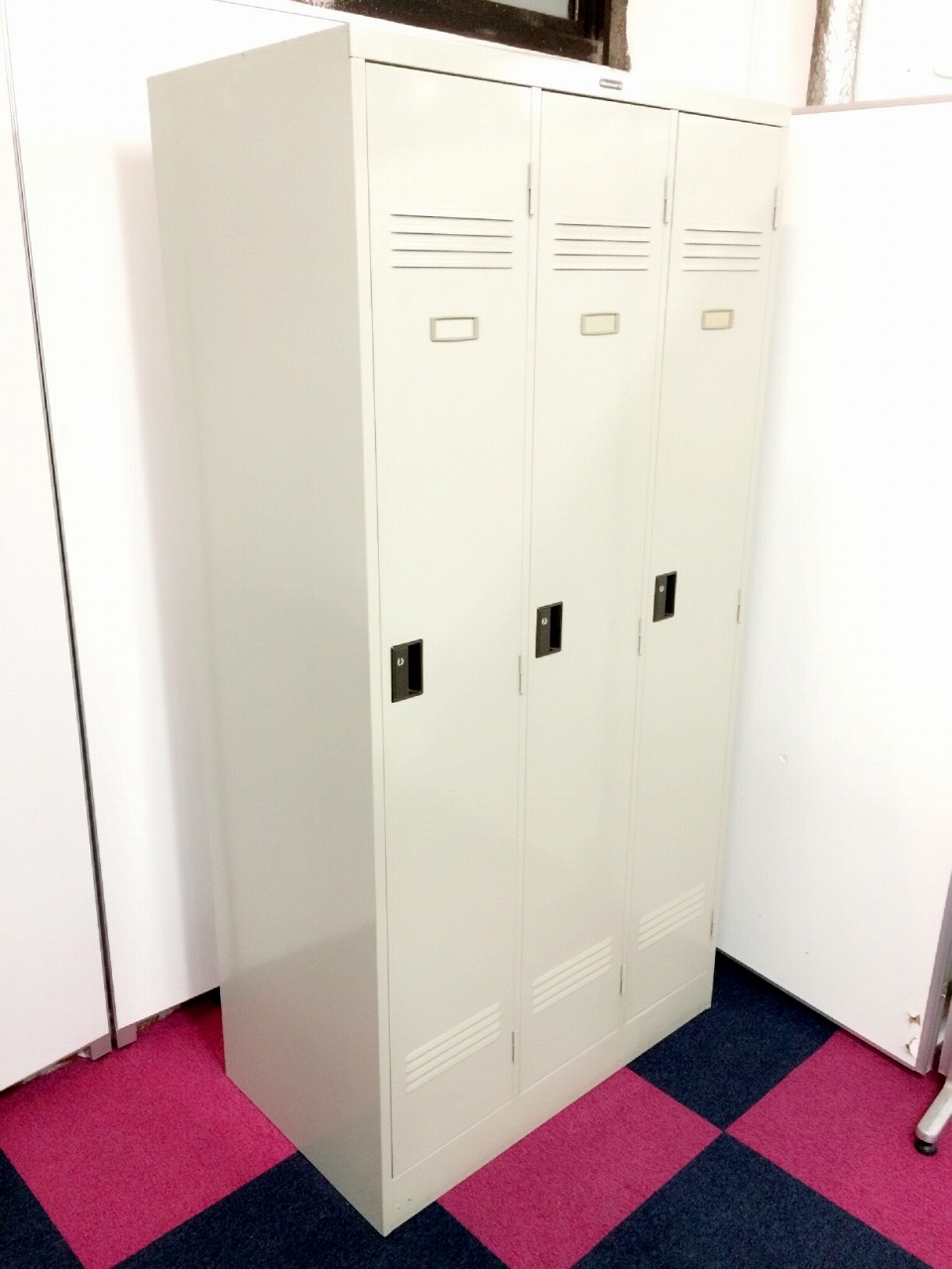 【ロット商品】3人用ロッカー　～オカムラ製のちょっと古い型ですがまだまだ現役で使用可能です～
                        
                                    中古
            