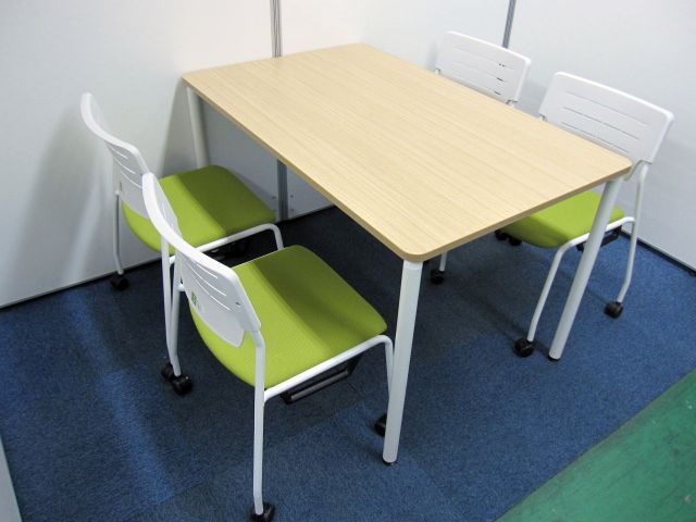 【セット商品】ミーティングテーブルとスタックチェア×４脚のセット　どちらもオシャレなカラーリングでオフィスもさわやかになります。【限定１セット】
                        テーブル：DC　チェア：エレック
                                    中古
            