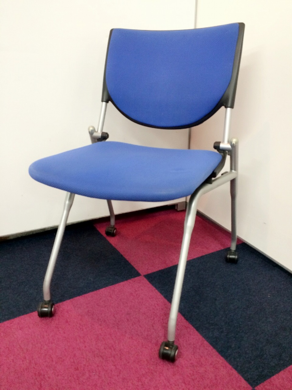 【状態良好】【ロット】オカムラ製ネスティングチェア　プロスタック　人気のブルー色
                        
                                    中古
            