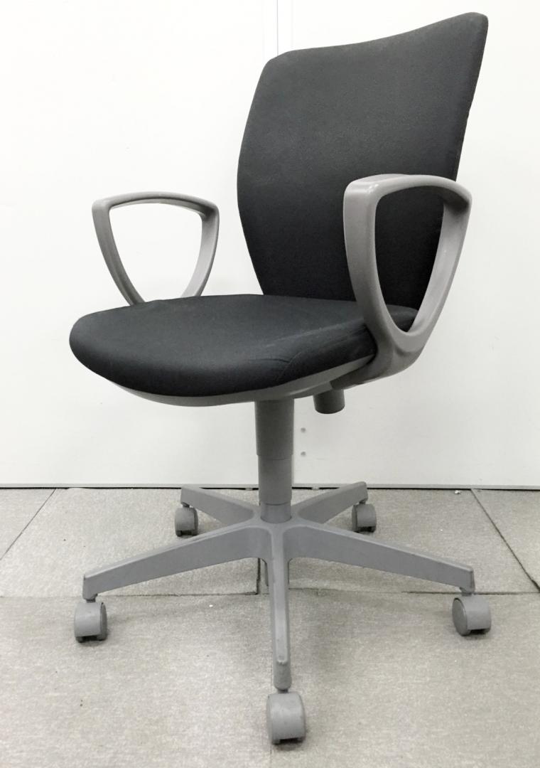 【状態良好】人気のブラックカラーのフォルムで、営業の方から事務の方、皆様へオススメのチェアです！
                        チェロ
                                    中古
            